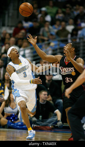 Denver Nuggets guard Allen Iverson (L) Schlachten für lose Kugel mit Philadelphia 76ers guard Willie Green im ersten Quartal bei der Pepsi Center in Denver am 6. Januar 2008. (UPI Foto/Gary C. Caskey) Stockfoto