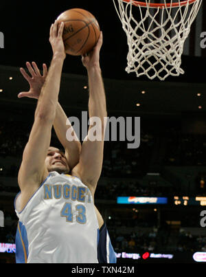 Denver Nuggets, Linas Kleiza dunks gegen die Utah Jazz in der zweiten Hälfte in der Pepsi Center in Denver am 17. Januar 2008. Kleiza zählte eine Karriere hoch 41 - Punkte wie Denver schlagen Utah 120-109. (UPI Foto/Gary C. Caskey) Stockfoto