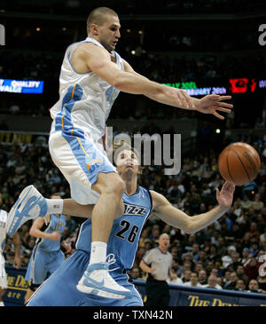 Denver Nuggets, Linas Kleiza (L) Antriebe gegen Utah Jazz foward Kyle Korver im zweiten Quartal bei der Pepsi Center in Denver am 17. Januar 2008. (UPI Foto/Gary C. Caskey) Stockfoto