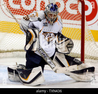 Nashville Predators goalie Dan Ellis hält einen Schuß von der Colorado Avalanche in der zweiten Periode bei der Pepsi Center in Denver am 22. Januar 2008. (UPI Foto/Gary C. Caskey) Stockfoto
