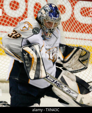 Nashville Predators goalie Dan Ellis macht eine Speichern gegen die Colorado Avalanche in der zweiten Periode bei der Pepsi Center in Denver am 22. Januar 2008. Ellis gemacht 39 speichert in Colorado 4-0 heraus schließen. (UPI Foto/Gary C. Caskey) Stockfoto