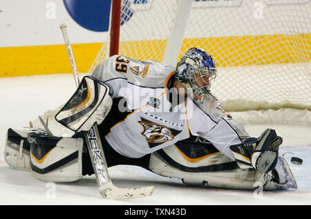 Nashville Predators goalie Dan Ellis macht eine Speichern gegen die Colorado Avalanche in der dritten Periode bei der Pepsi Center in Denver am 22. Januar 2008. Nashville heraus geschlossen Colorado 4-0. (UPI Foto/Gary C. Caskey) Stockfoto