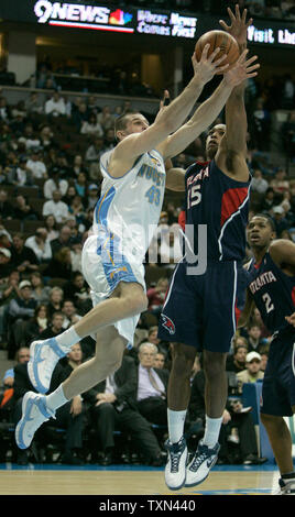 Denver Nuggets, Linas Kleiza (L) Antriebe gegen Atlanta Hawks vorwärts Al Horford während der zweiten Hälfte bei der Pepsi Center in Denver am 23. Januar 2008. Denver schlagen Atlanta 107-100. (UPI Foto/Gary C. Caskey) Stockfoto