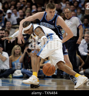 Utah Jazz forward Andrei Kirilenko (R) den Ball klopft weg von Denver Nuggets guard Allen Iverson im ersten Quartal bei der Pepsi Center in Denver am 6. Februar 2008. Utah Schlag Denver 118-115 in den überstunden. (UPI Foto/Gary C. Caskey) Stockfoto