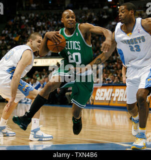 Boston Celtics guard Ray Allen (C) treibt die Lane gegen Denver Nuggets, Linas Kleiza (L) und Marcus Camby im ersten Quartal bei der Pepsi Center in Denver am 19. Februar 2008. (UPI Foto/Gary C. Caskey) Stockfoto