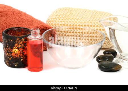 Spa Zubehör auf weißem Hintergrund - orange Farbe Stockfoto