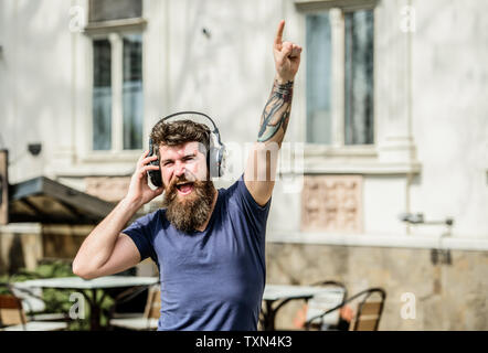 Stilvolle und schöne Musik Liebhaber. Reifen Hipster mit Bart. Mann im Kopfhörer. Liebe diese Musik. Gute Musik steigert meine Produktivität. Genießen Sie die Musik. Bärtiger Mann. brutale kaukasischen Hipster. Stockfoto