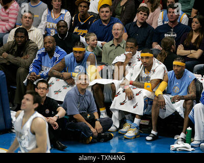 Die Denver Nuggets Vorspeisen (R-L) Allen Iverson, Kenyon Martin, Marcus Camby, Carmelo Anthony und Anthony Carter sitzen auf der Bank im vierten Quartal bei der Pepsi Center in Denver am 14. März 2008 zu starten. Nuggets forward Nene (L) von Brasilien liegt neben den Startern in seiner Straße Kleidung. (UPI Foto/Gary C. Caskey) Stockfoto