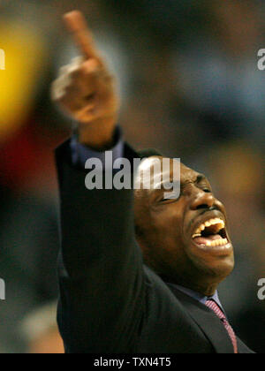 Dallas Mavericks Head Coach Avery Johnson reagiert gegen die Denver Nuggets im dritten Quartal bei der Pepsi Center in Denver am 27. März 2008 spielen. (UPI Foto/Gary C. Caskey) Stockfoto