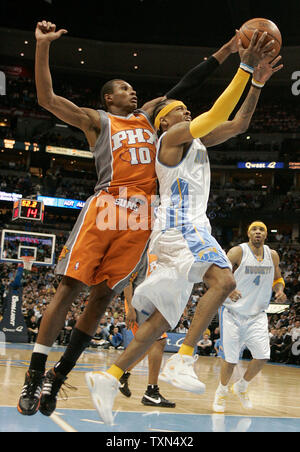 Denver Nuggets guard Allen Iverson (R) Kerben gegen Phoenix Suns guard Leandro Barbosa in der zweiten Hälfte in der Pepsi Center in Denver am 1. April 2008. Iverson zählte 31 Punkte als Denver beat Phoenix 126-120. (UPI Foto/Gary C. Caskey) Stockfoto