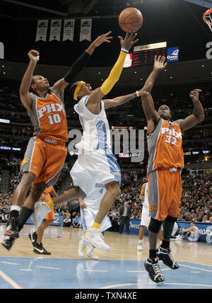 Denver Nuggets guard Allen Iverson (C) Antriebe gegen Phoenix Suns guard Leandro Barbosa (10) und center Shaquille O'Neal in der zweiten Hälfte in der Pepsi Center in Denver am 1. April 2008. Denver beat Phoenix 126-120. (UPI Foto/Gary C. Caskey) Stockfoto