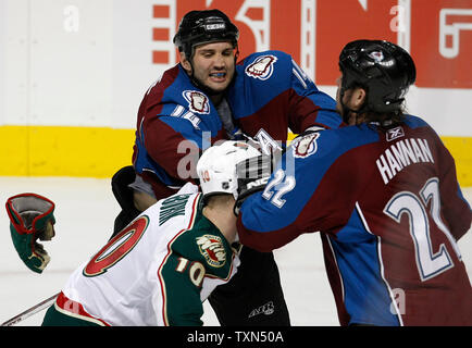 Colorado Avalanche Ian Laperriere und Defenseman Scott Hannan (22) Klamotten Minnesota Wild rechten Flügel Marian Gaborik während der Überstundenperiode bei der Pepsi Center in Denver am 6. April 2008. Laperriere und Gaborik erhielt fünf Minuten Kampf gegen Sanktionen. Colorado beat Minnesota 4-3 in einem shootout. Colorado, Minnesota in der ersten Runde der NHL-Playoffs spielen. (UPI Foto/Gary C. Caskey) Stockfoto