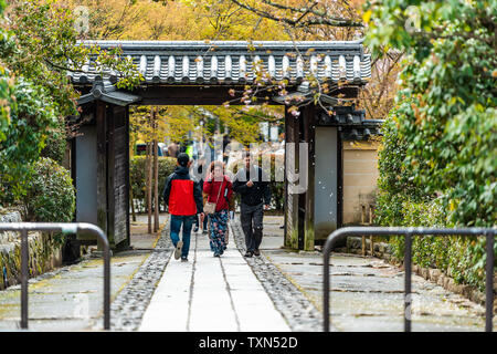 Kyoto, Japan - 10 April, 2019: Ryoanji-tempel Eingang oder Ausgang mit Menschen zu Fuß im Frühling Stockfoto