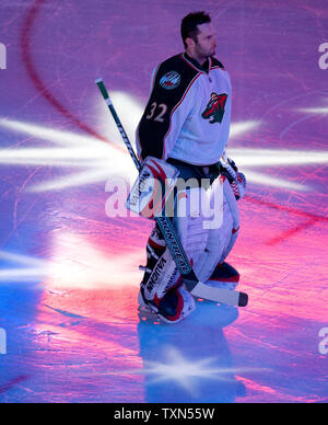 Minnesota Wild goalie Niklas Backstrom von Finnland steht während der Wiedergabe des nationa Anthem vor Beginn der Western Conference Spiel fourquarterfinals bei der Pepsi Center in Denver am 15. April 2008. (UPI Foto/Gary C. Caskey) Stockfoto