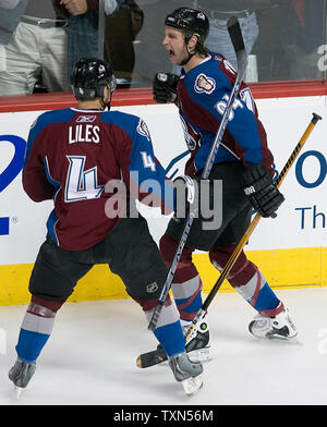 Colorado Avalanche Ryan Smyth (R) feiert zählenden gegen die Minnesota Wild mit Mannschaftskameraden John - Michael Liles in der zweiten Periode während der Western Conference Viertelfinale Spiel sechs bei der Pepsi Center in Denver am 19. April 2008. (UPI Foto/Gary C. Caskey) Stockfoto