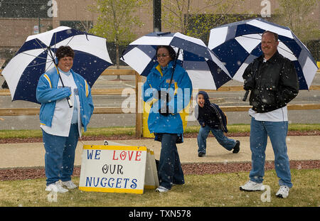 Denver Nuggets fans Abdeckung unter Regenschirmen als Schnee fallen, bevor es Los Angeles Lakers und Denver Nuggets Western Conference Viertelfinale Spiel drei in der Pepsi Center in Denver am 26. April 2008 beginnt. Los Angeles führt die Reihe gegen Denver 2-0. (UPI Foto/Gary C. Caskey) Stockfoto