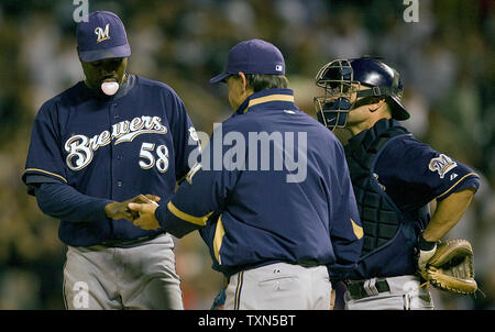 Milwaukee Brewers Manager Ned Yost (C) entlastet die Krug Guillermo Mota mit Catcher Jason Kendall stehen während des achten Inning bei Coors Field in Denver am 6. Juni 2008. Mota gab die Band fährt in die Rockies. (UPI Foto/Gary C. Caskey) Stockfoto