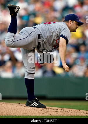 Cleveland Indians, die Krug Paul Byrd folgt durch mit einem pitch zu den Colorado Rockies im zweiten Inning bei Coors Field in Denver am 17. Juni 2008. Colorado Gastgeber Cleveland in Spiel eins eines Spiels drei interleague Serie. (UPI Foto/Gary C. Caskey) Stockfoto