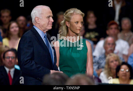 Vermutliches republikanische Präsidentschaftskandidat Senator John McCain (R-AZ) wartet mit seiner Frau Cindy vor Beginn seiner Rathaus Sitzung am Denver Performing Arts Center in Denver am 7. Juli 2008. (UPI Foto/Gary C. Caskey) Stockfoto