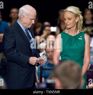 Sowohl Republikaner vermutliche Präsidentschaftskandidat Senator John McCain (R-AZ) und seine Frau Cindy schauen nach unten zu seiner Rede Notizen vor seinem Rathaus Sitzung am Denver Performing Arts Center in Denver am 7. Juli 2008. (UPI Foto/Gary C. Caskey) Stockfoto