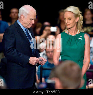 Sowohl Republikaner vermutliche Präsidentschaftskandidat Senator John McCain (R-AZ) und seine Frau Cindy schauen nach unten zu seiner Rede Notizen vor seinem Rathaus Sitzung am Denver Performing Arts Center in Denver am 7. Juli 2008. (UPI Foto/Gary C. Caskey) Stockfoto