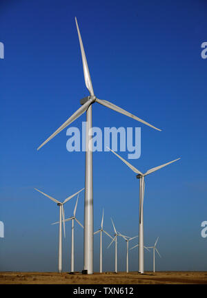 Windkraftanlagen stehen in krassem Gegensatz zu den tiefen blauen Himmel bei der Windpark von Florida Energie und Licht in Peetz, Colorado am 4. März 2008 betrieben. Windkraftanlagen stehen größer als ein 20-stöckiges Gebäude mit einem Rotordurchmesser von 200 Metern. (Archivfoto) (UPI Foto/Gary C. Caskey) Stockfoto