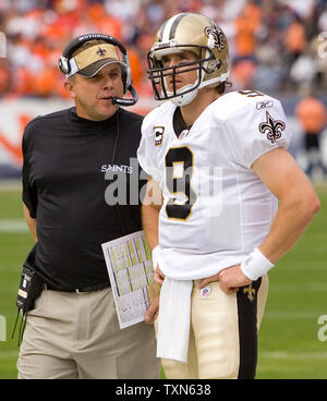 New Orleans Saints Headcoach Sean Payton (L) spricht mit Quarterback Drew Brees, nachdem die Broncos einen 34 Yard fumble Recovery im zweiten Quartal bei Invesco Field at Mile High in Denver am 21. September 2008 zurück. (Foto von Gary C. Caskey) Stockfoto