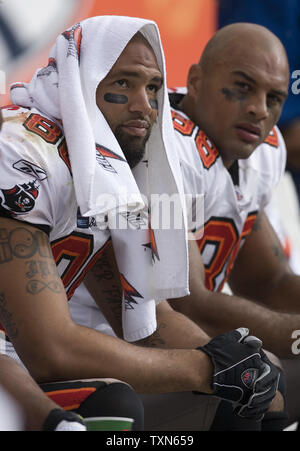 Tampa Bay Buccaneers Empfänger Michael Clayton (L) und John Gilmore watch die Anzeigetafel spät im vierten Viertel gegen die Denver Broncos am Invesco Field at Mile High in Denver am 5. Oktober 2008. Denver besiegt Tampa Bay 16-13 in einer Schlacht der NFL division Leaders. (UPI Foto/Gary C. Caskey) Stockfoto