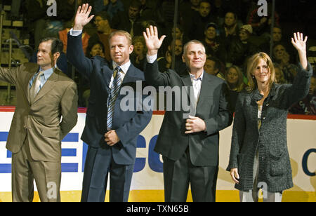 Ehemaliger NHL greats Mike Richter, Brian Leetch, Brett Hull und der USA Frauen Team Mitglied Tammi Granato wave, nachdem er bei der Pepsi Center in Denver, die am 9. Oktober 2008 eingeführt. Alle vier werden in die United States Hockey Hall of Fame am 10. Oktober eingesetzt. Colorado Hosts die Bruins im Jahreszeitöffner für beide Mannschaften. (UPI Foto/Gary C. Caskey) Stockfoto