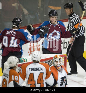 Colorado Avalanche center Paul Stastny (R) feiert zählenden gegen die Philadelphia Flyers goalie Martin Biron (unten rechts) mit Mannschaftskameraden Ryan Smyth in der dritten Periode bei der Pepsi Center in Denver am 16. Oktober 2008. Colorado erwarb seinen ersten Sieg der Saison mit einem 5-2 über Philadelphia gewinnen. (UPI Foto/Gary C. Caskey) Stockfoto