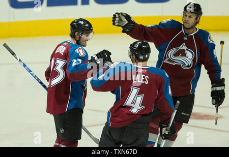 Colorado Avalanche rechten Flügel Miland Hejduk (L) feiert mit Mannschaftskameraden John Michael-Liles und Ryan Smyth, nachdem sie gegen die Philadelphia Flyers in der Pepsi Center in Denver am 16. Oktober 2008. Colorado erwarb seinen ersten Punkte der Saison mit einem 5-2 über Philadelphia gewinnen. (UPI Foto/Gary C. Caskey) Stockfoto