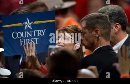 Republikanische Präsidentschaftskandidat reg. Sarah Palin von Alaska unterzeichnet ein während Ihrer Kampagne Anschlag in Loveland, Colorado autogramm am 20. Oktober 2008. (UPI Foto/Gary C. Caskey) Stockfoto