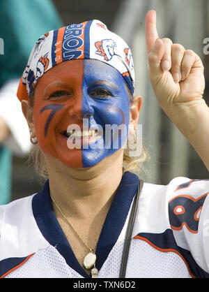 Denver Broncos Ventilator Dawn Haws Prost ihr Team vor Start gegen die Miami Dolphins in der Invesco Field at Mile High in Denver am 2. November 2008. (UPI Foto/Gary C. Caskey) Stockfoto