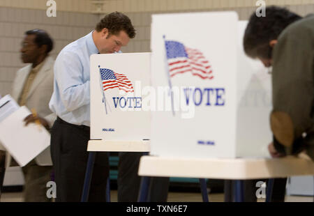 Colorado Votierten am Wahltag in Denver am 4. November 2008. Lange Zeilen charakteristisch für 2004 Wahltag Abstimmungen fehlgeschlagen, da mehr als die Hälfte der Kolorado Wähler casting Anfang Stimmzettel zu materialisieren. (UPI Foto/Gary C. Caskey) Stockfoto