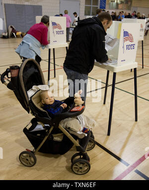 7 Monate alten Owen Craig wartet auf seinen Vater Zachary (R) an der Washington Park Recreation Center am Wahltag in Denver am 4. November 2008 zu stimmen. Lange Zeilen charakteristisch für 2004 Wahltag Abstimmungen fehlgeschlagen, da mehr als die Hälfte der Kolorado Wähler casting Anfang Stimmzettel zu materialisieren. (UPI Foto/Gary C. Caskey) Stockfoto