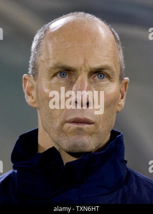 US National Team Head Coach Bob Bradley wartet auf den Start der Guatemala Spiel in den letzten Match für das WM-Halbfinale qualifizieren an Dick's Sporting Goods Park (Dsgp) in Commerce City, Colorado am 19. November 2008. Der US-Nationalteams bereits für die nächste Runde, während Guatemala Gesichter Ausscheidung qualifiziert. (UPI Foto/Gary C. Caskey) Stockfoto
