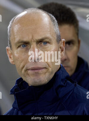 US National Team Head Coach Bob Bradley wartet auf das WM-Halbfinale qualifizieren Spiel gegen Guatemala an Dick's Sporting Goods Park (Dsgp) in Commerce City, Colorado am 19. November 2008 beginnen. Der US-Nationalteams bereits für die nächste Runde, während Guatemala Gesichter Ausscheidung qualifiziert. (UPI Foto/Gary C. Caskey) Stockfoto