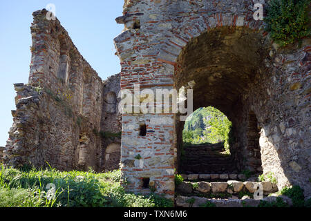 MYSTRAS, Griechenland ca. Mai 2019 Ruinen der Kirche Stockfoto
