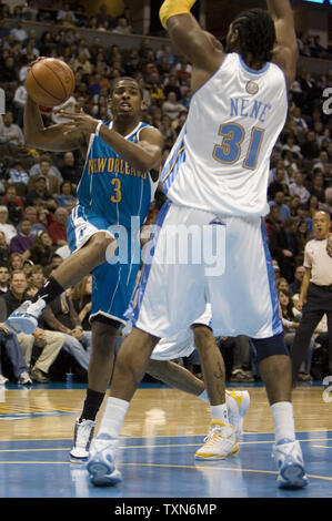 New Orleans Hornets guard Chris Paul (3) Antriebe gegen Denver Nuggets Zentrum Nene von Brasilien in der ersten Hälfte bei der Pepsi Center in Denver am 27. November 2008. (UPI Foto/Gary C. Caskey) Stockfoto