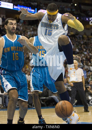 New Orleans Hornets forward Peja Stojakovic (16), Streifen die Kugel als Denver Nuggets Carmelo Anthony vorwärts fährt zum Korb in der zweiten Hälfte in der Pepsi Center in Denver am 27. November 2008. New Orleans beat Denver 105-101. (UPI Foto/Gary C. Caskey) Stockfoto