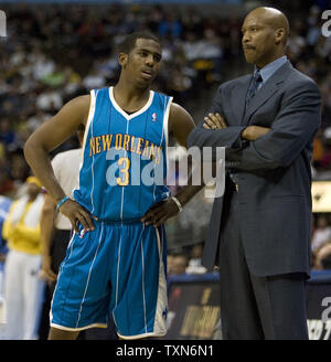 New Orleans Hornets guard Chris Paul (3) spricht zu seinen Head Coach Byron Scott in der ersten Hälfte bei der Pepsi Center in Denver am 27. November 2008. New Orleans beat Denver 105-101. (UPI Foto/Gary C. Caskey) Stockfoto