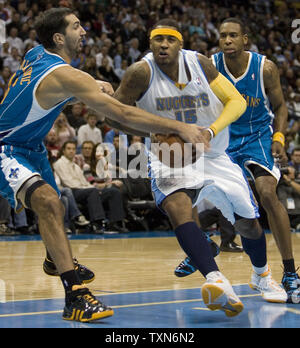 New Orleans Hornets forward Peja Stojakovic (L) der Ball nach vorne weg von Denver Nuggets Carmelo Anthony (10) schlägt in der zweiten Hälfte in der Pepsi Center in Denver am 27. November 2008. New Orleans beat Denver 105-101. (UPI Foto/Gary C. Caskey) Stockfoto