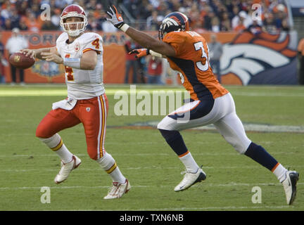 Kansas City Chiefs Quarterback Tyler Thigpen (4) wirft einen Touchdown pass auf tight end Tony Gonzalez (nicht abgebildet), während unter dem Druck der Denver Broncos Sicherheit Josh Barrett im zweiten Quartal Invesco Field at Mile High in Denver am 7. Dezember 2008. (UPI Foto/Gary C. Caskey) Stockfoto