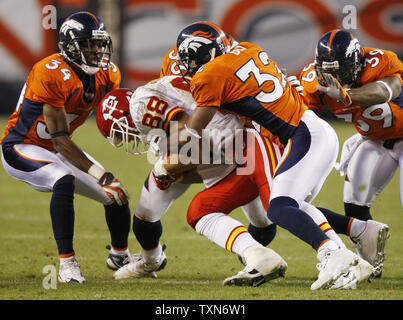 Denver Broncos (L-R) Josh Bell, Marquand Manuel, Dre Bly, und Vernon Fox die Kansas City Chiefs tight end Tony Gonzalez in der zweiten Hälfte bei Invesco Field at Mile High in Denver am 7. Dezember 2008. Denver beat Kansas City 24-17. (UPI Foto/Gary C. Caskey) Stockfoto