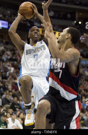 Denver Nuggets Aufbauspieler Chauncey Billups (7) schießt über Portland Trailblazers guard Brandon Roy im vierten Quartal bei der Pepsi Center in Denver am 22. Dezember 2008. Denver beat Portland 97-89 die Abteilung Leitung zu nehmen. (UPI Foto/Gary C. Caskey) Stockfoto