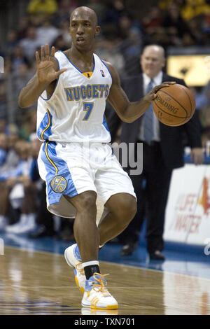 Denver Nuggets Aufbauspieler Chauncey Billups verlangsamt das Spiel gegen die Portland Trailblazers im vierten Quartal bei der Pepsi Center in Denver am 22. Dezember 2008. Denver beat Portland 97-89 die Abteilung Leitung zu nehmen. (UPI Foto/Gary C. Caskey) Stockfoto