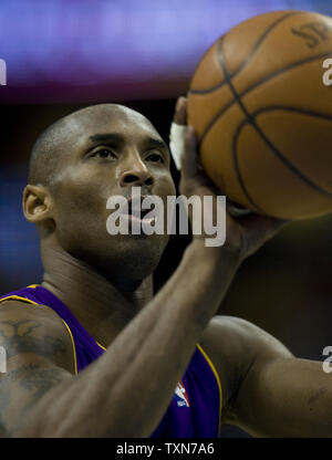 Los Angeles Lakers Kobe Bryant Augen einen kostenlosen gegen die Denver Nuggets werfen im vierten Quartal bei der Pepsi Center in Denver am 27. Februar 2009. Denver beat Los Angeles 90-79. (UPI Foto/Gary C. Caskey) Stockfoto