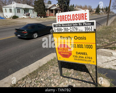 Immobilien Zeichen verkündet eine Abschottung Verkauf in einem neighborhoold, die auf dem Weizen Ridge und Denver Grenzen in Denver am 6. März 2009 sitzt. Abschottung Zeichen führen zu Vandalismus, mit Drogendealern und Obdachlosen zu brechen in der oft verlassene Wohnhäuser. (Colorado Foreclosures Bild Essay) (UPI Foto/Gary C. Caskey) Stockfoto