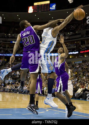 Sacramento Kings forward Donte Greene (20) Blöcke geschossen von vorwärts fahren Denver Nuggets Carmelo Anthony in der ersten Hälfte bei der Pepsi Center in Denver am 13. April 2009. Denver wird die Northwest division Titel mit über Sacramento gewinnen Klammern. (UPI Foto/Gary C. Caskey) Stockfoto