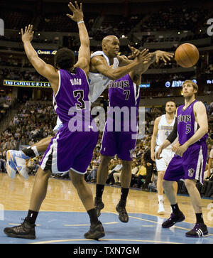 Denver Nuggets Aufbauspieler Chauncey Billups (C) verliert die Kugel fährt er Lane gegen Sacramento Kings Ike Diogu (3), Rashad McCants (7), und Andres Nocioni während der ersten Hälfte bei der Pepsi Center in Denver am 13. April 2009. Denver klammerte die Northwest Division mit einem 118-98 über Sacramento gewinnen. (UPI Foto/Gary C. Caskey) Stockfoto